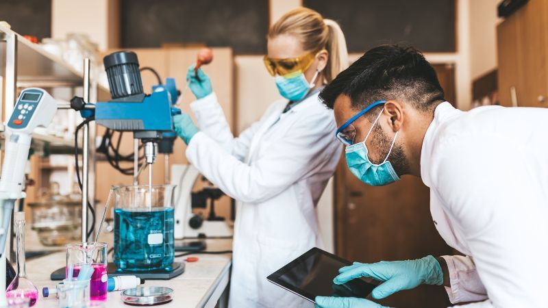 Zwei Personen arbeiten im Labor