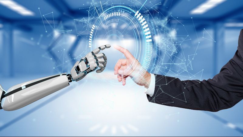 Roboterarm berührt menschlichen Arm
