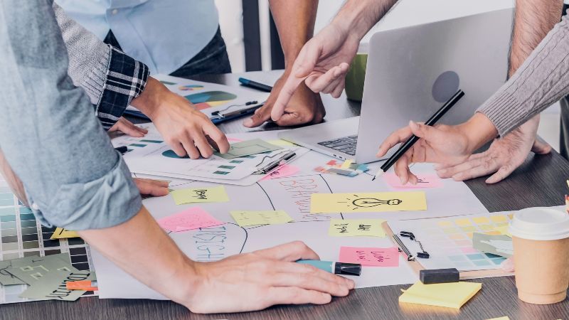 Nahaufnahme eines Besprechungstisch im Büro