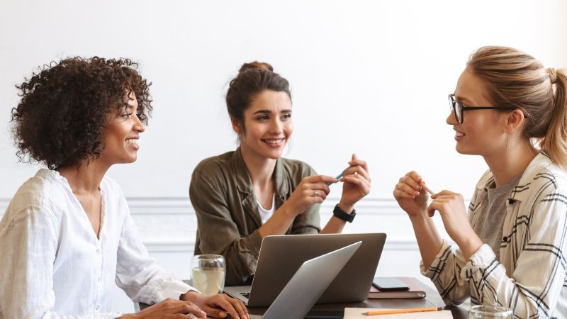 Drei Frauen im Gespräch