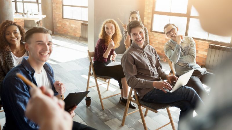 Eine Gruppe von jungen Menschen sitzend im Seminar