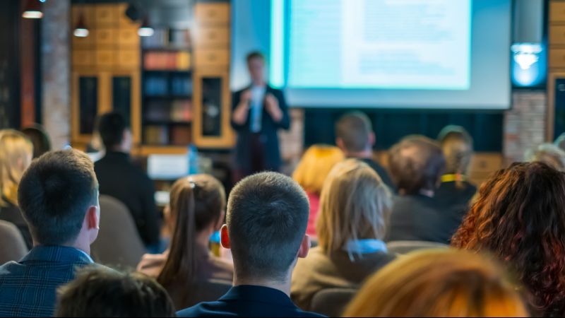 Publikum hört Dozent beim Workshop zu