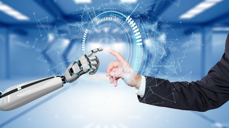 Roboterarm berührt menschlichen Arm