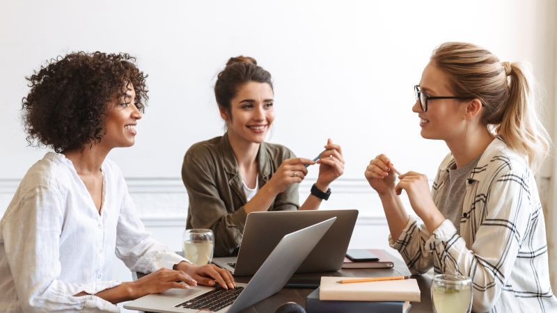 Drei Frauen im Gespräch