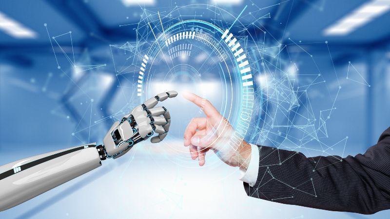 Roboterarm berührt menschlichen Arm