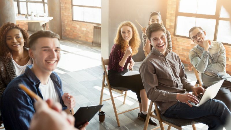 Publikum hört Dozent beim Workshop zu