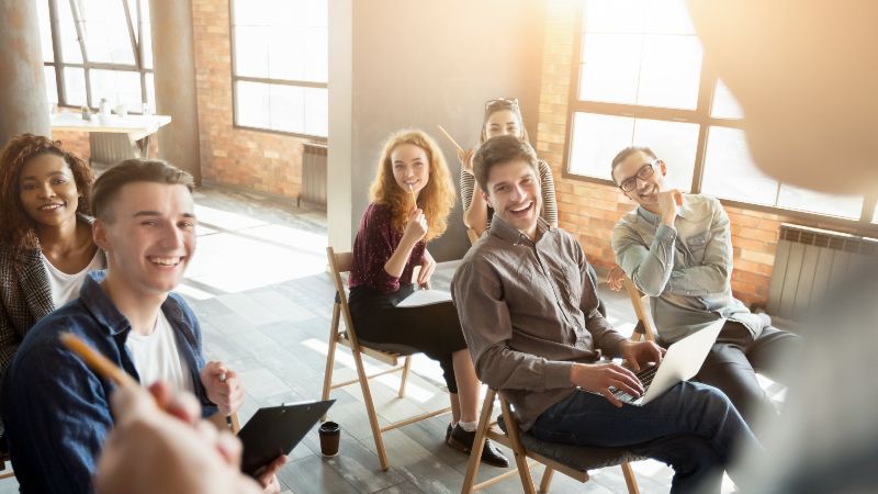 Publikum hört Dozent beim Workshop zu