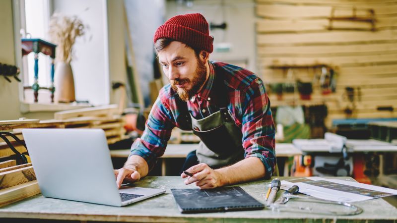 Handwerker mit Laptop