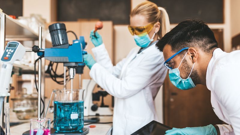 Frau und Mann im Chemielabor
