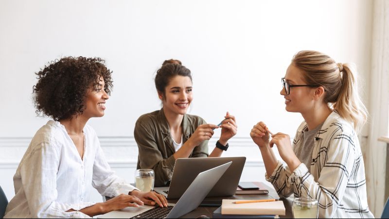 Drei Frauen im Gespräch