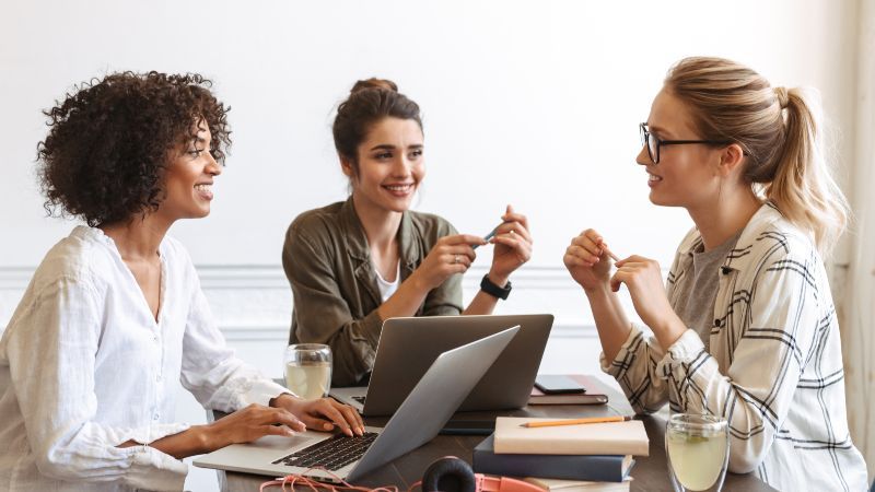 Drei Frauen im Gespräch