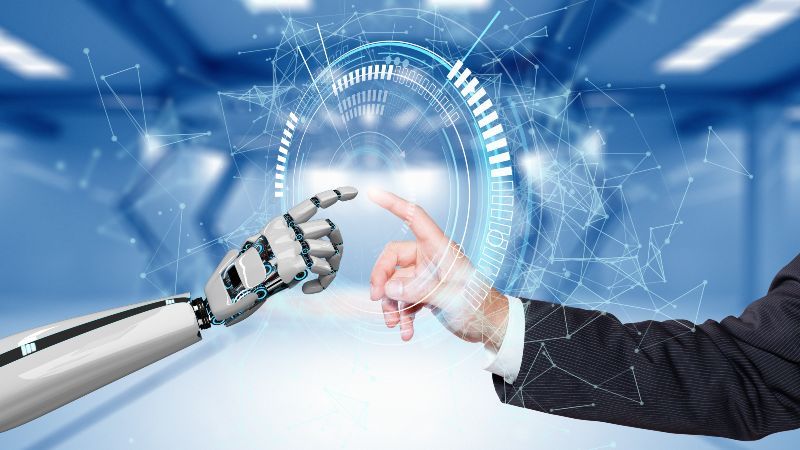 Roboterarm und menschlicher Arm berühren sich an den Zeigefingern