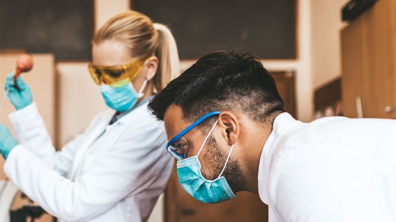 Frau und Mann mit Mundschutz-OP-Masken