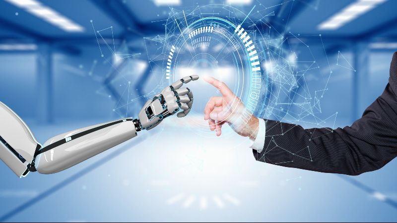 Roboterarm und menschlicher Arm berühren sich an den Zeigefingern