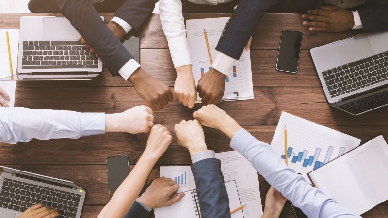Team besiegelt Zusammenarbeit durch Faustgruß / Faustcheck
