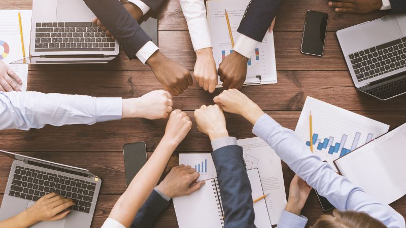 Menschen führen Hände zusammen und besiegeln Zusammenarbeit