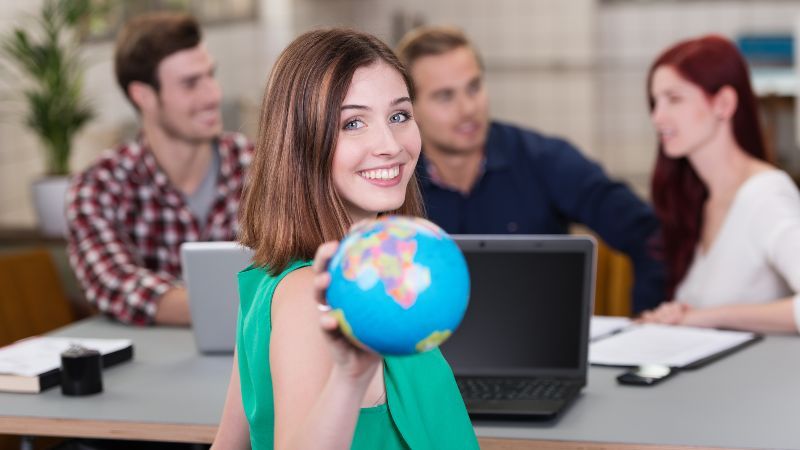 Frau hält Globus in der Hand