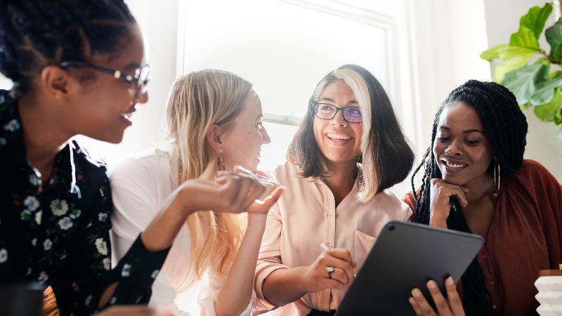 vier Frauen im Gespräch