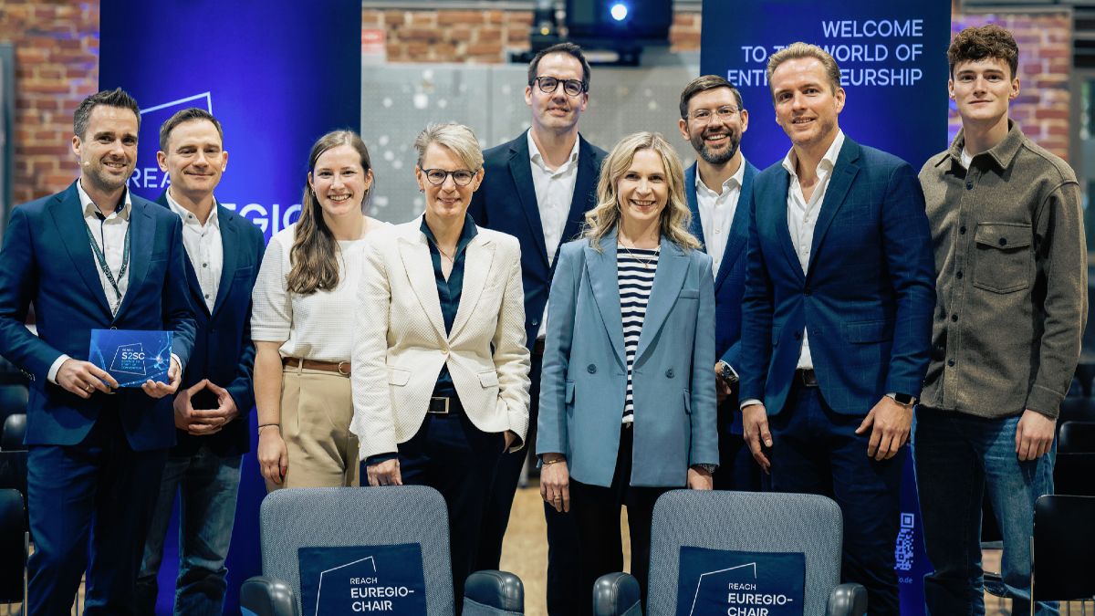 Die beiden Preisträgerinnen Dr. Anna Weber und Tanja Lendzion des diesjährigen REACH EUREGIO-Chairs. 